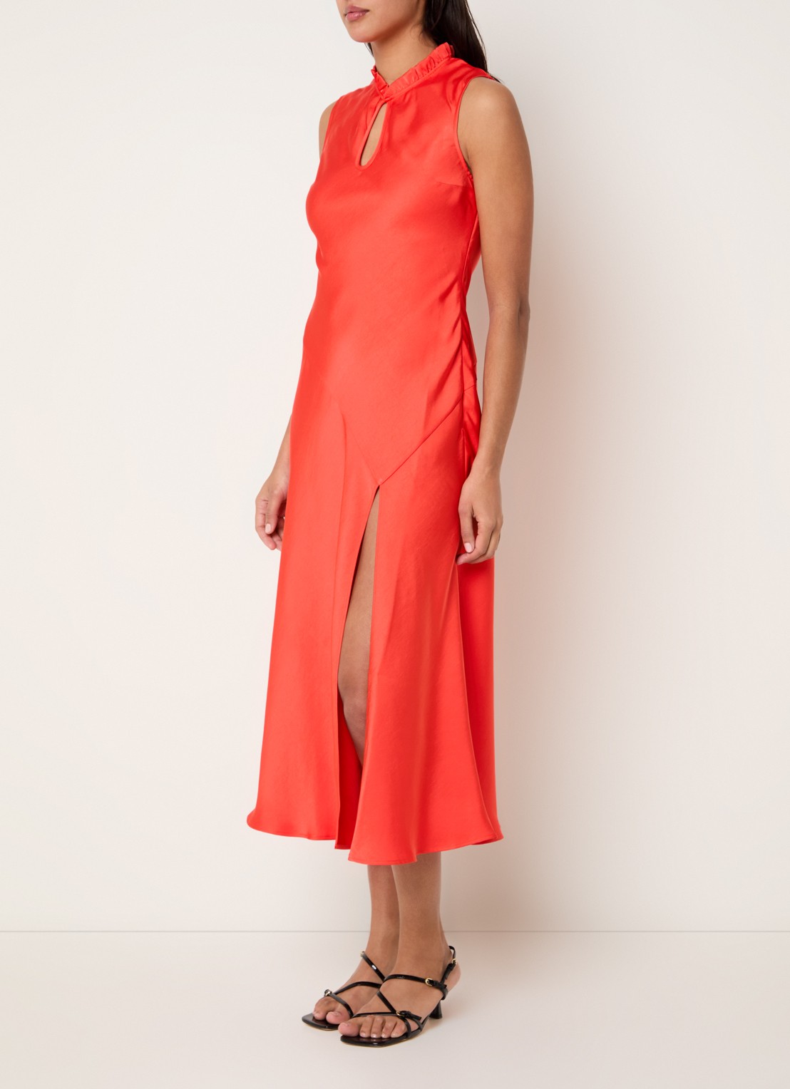 Claudie Pierlot Rosanebis avond jurk van  satijn met split - detail koraalrood