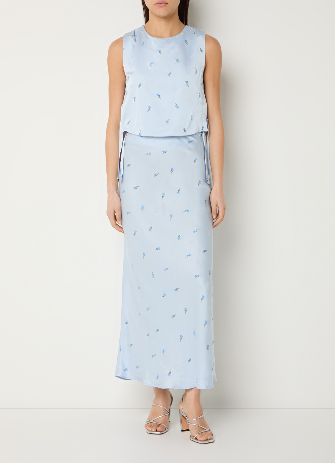 Claudie Pierlot Sapine midi rok van satijn met bloemborduring - voorkant 3 lichtblauw