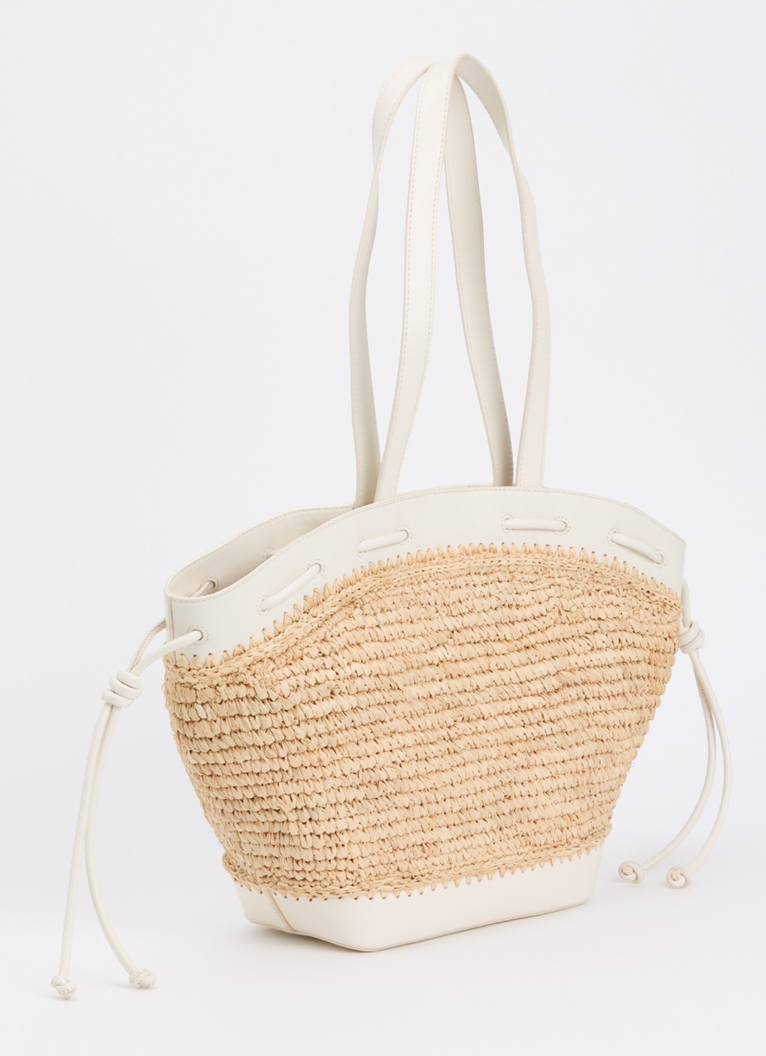 Claudie Pierlot Schoudertas van raffia met details van kalfsleer - achterkant gebroken wit