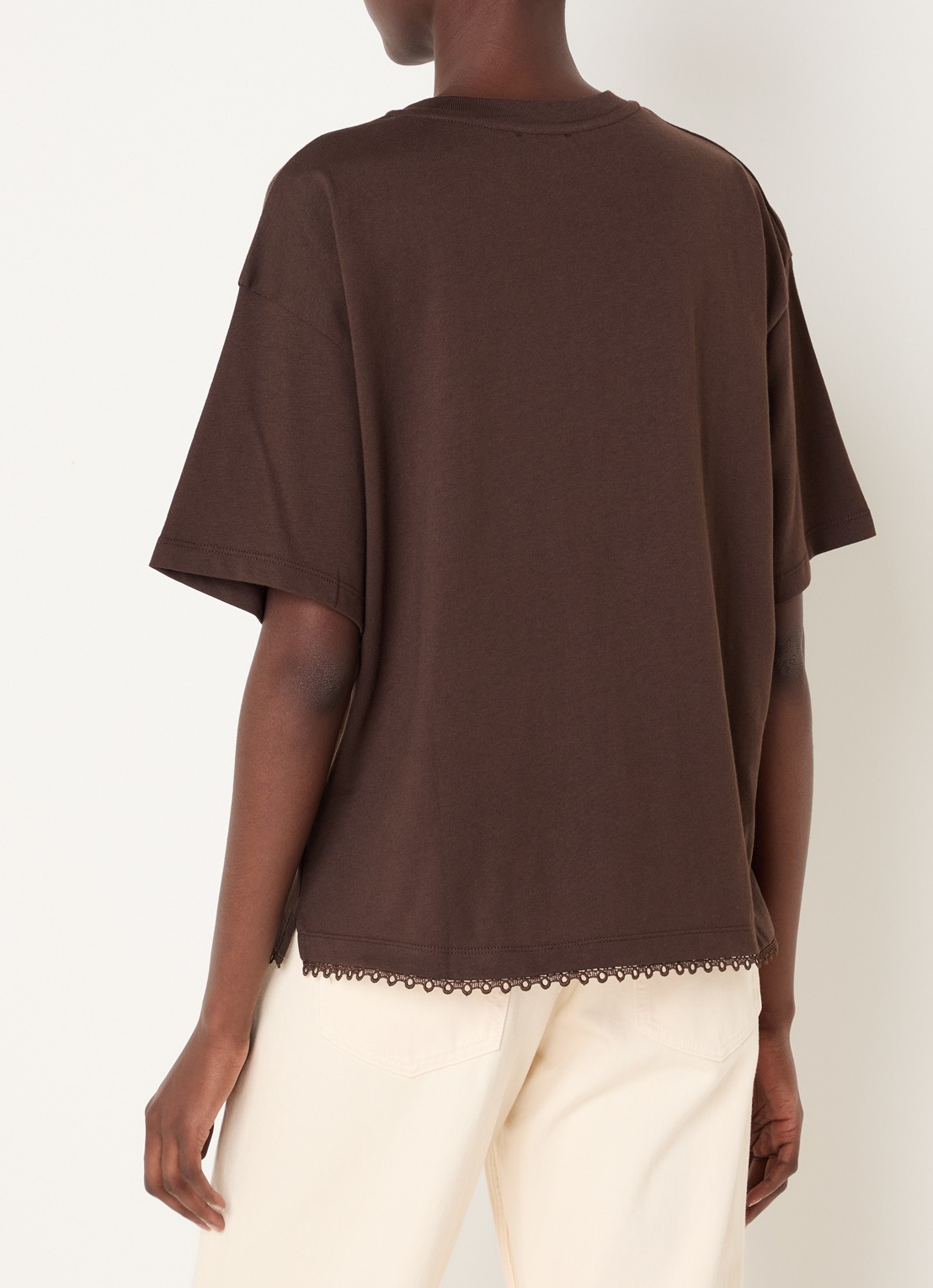 Claudie Pierlot T-shirt met ronde hals en geschulpte zoom - achterkant hazelnootbruin