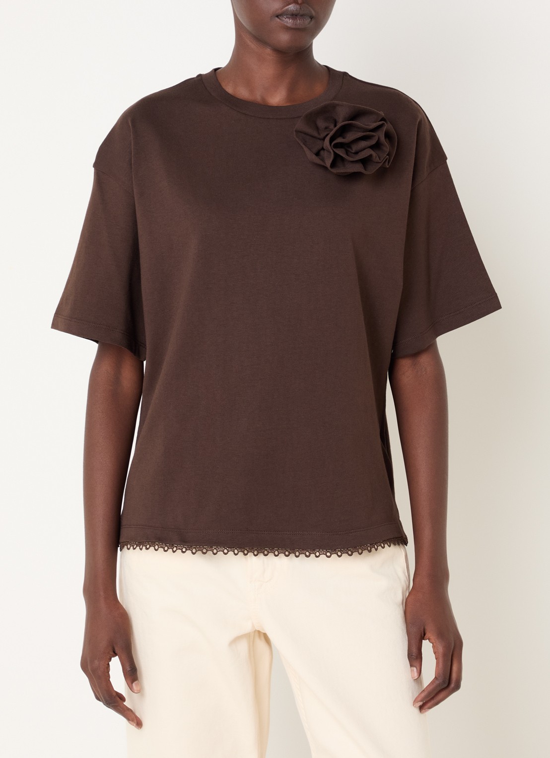 Claudie Pierlot T-shirt met ronde hals en geschulpte zoom - detail 4 hazelnootbruin