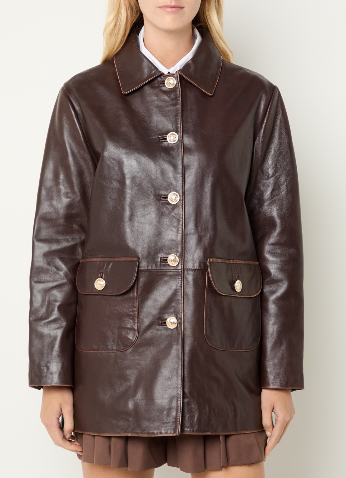 Claudie Pierlot Trenchcoat van lamsleer met klepzakken - detail roodbruin