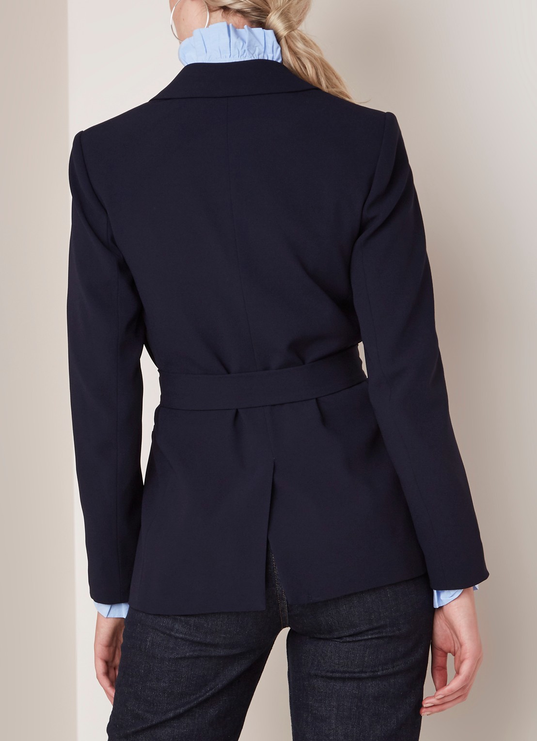 Claudie Pierlot Valayah blazer met steekzakken en ceintuur - achterkant donkerblauw