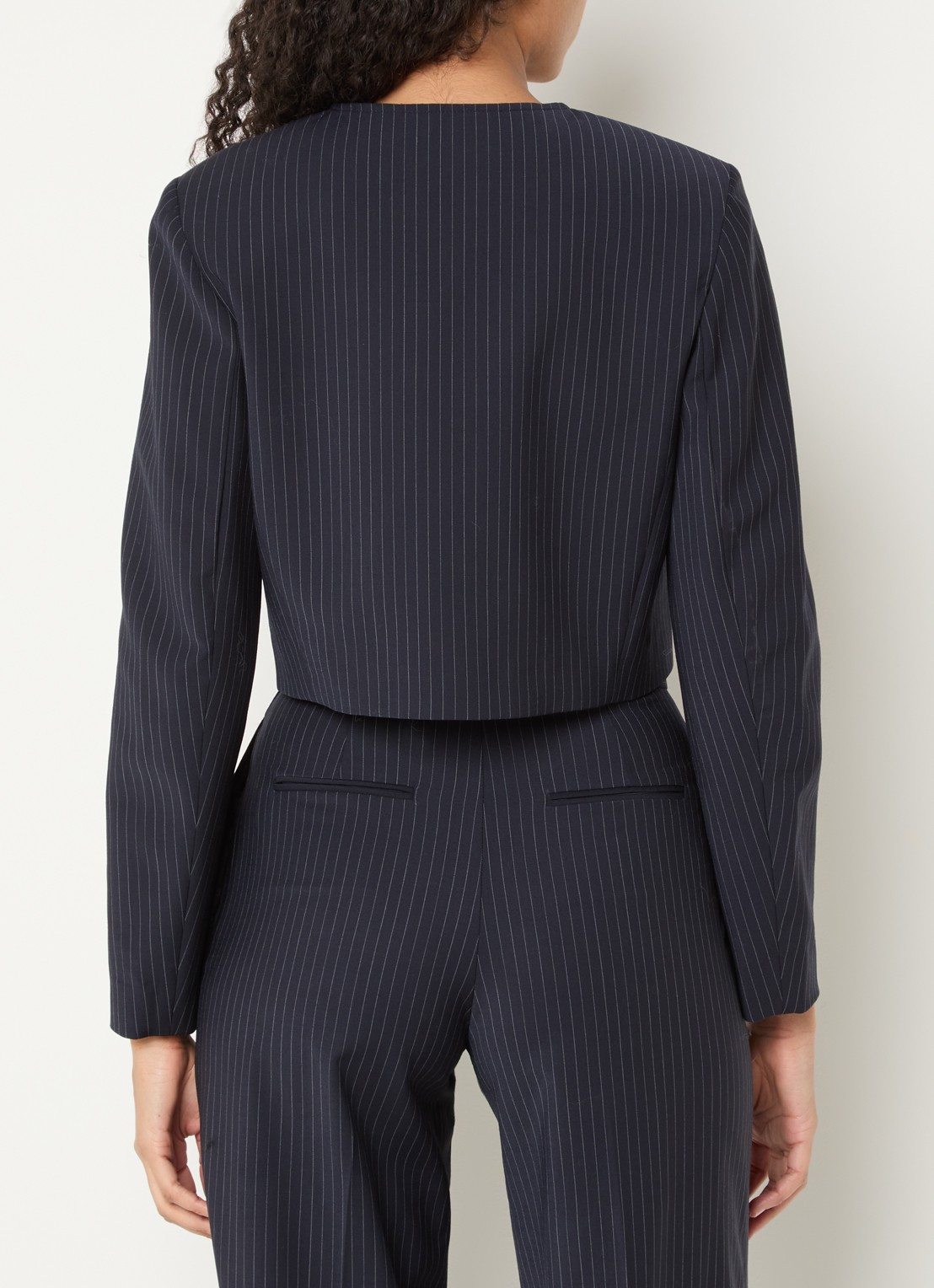 Claudie Pierlot Vanille cropped blazer met krijtstreep - achterkant donkerblauw