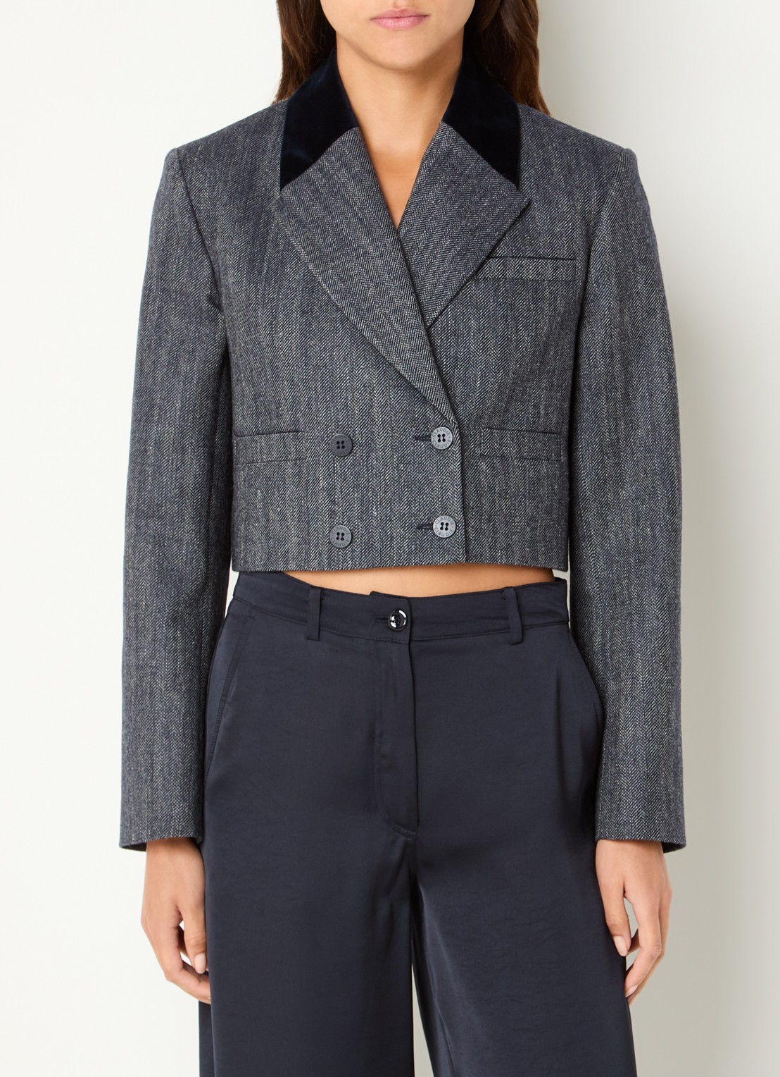 Claudie Pierlot Victor cropped blazer in wolblend met opgestikte zakken - detail donkerblauw