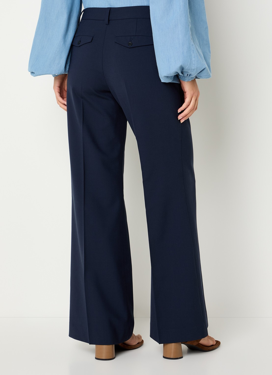 CLOSED Flye low waist flared fit pantalon in wolblend met klepzakken - achterkant 5 donkerblauw