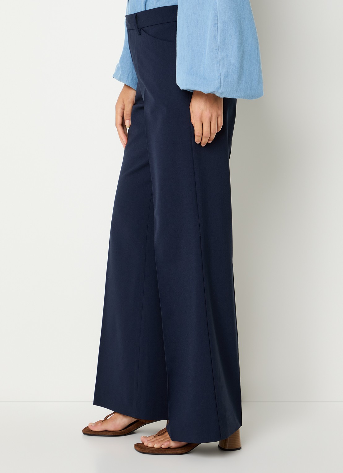 CLOSED Flye low waist flared fit pantalon in wolblend met klepzakken - detail 2 donkerblauw