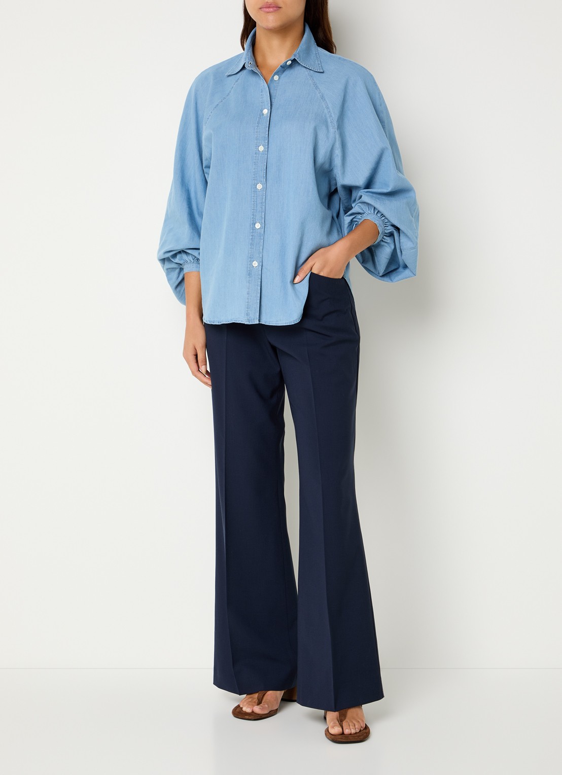 CLOSED Flye low waist flared fit pantalon in wolblend met klepzakken - voorkant 4 donkerblauw