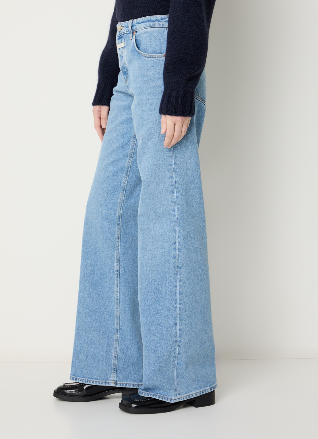 CLOSED Gillan high waist flared jeans met lichte wassing - detail 5 indigo