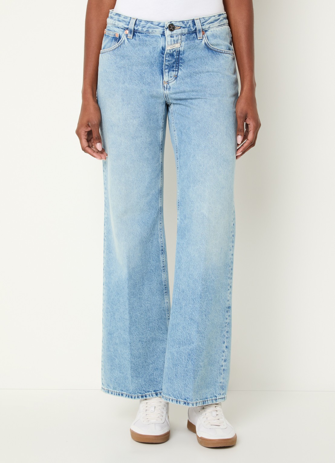 CLOSED Gillan low waist flared jeans met lichte wassing  - detail lichtblauw