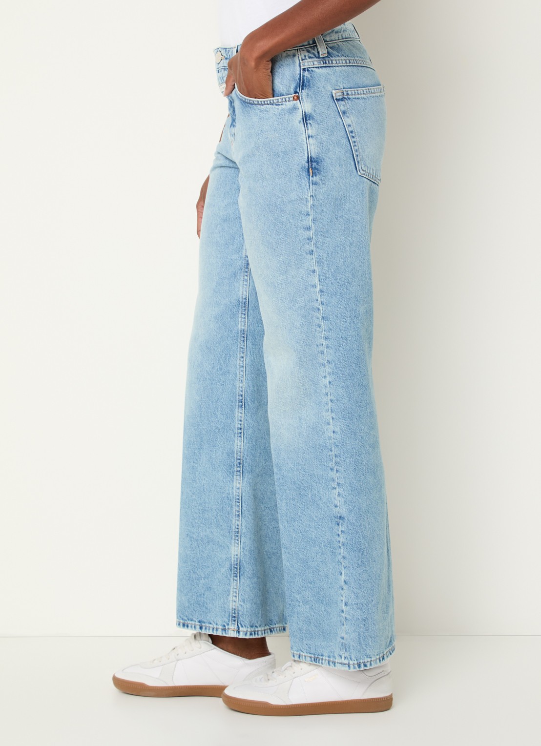 CLOSED Gillan low waist flared jeans met lichte wassing  - detail 2 lichtblauw
