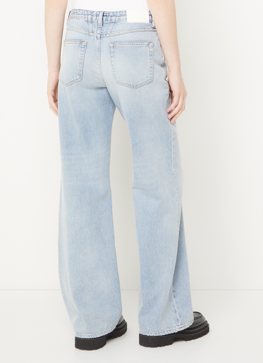 CLOSED Gillan low waist wide leg jeans met lichte wassing - achterkant indigo