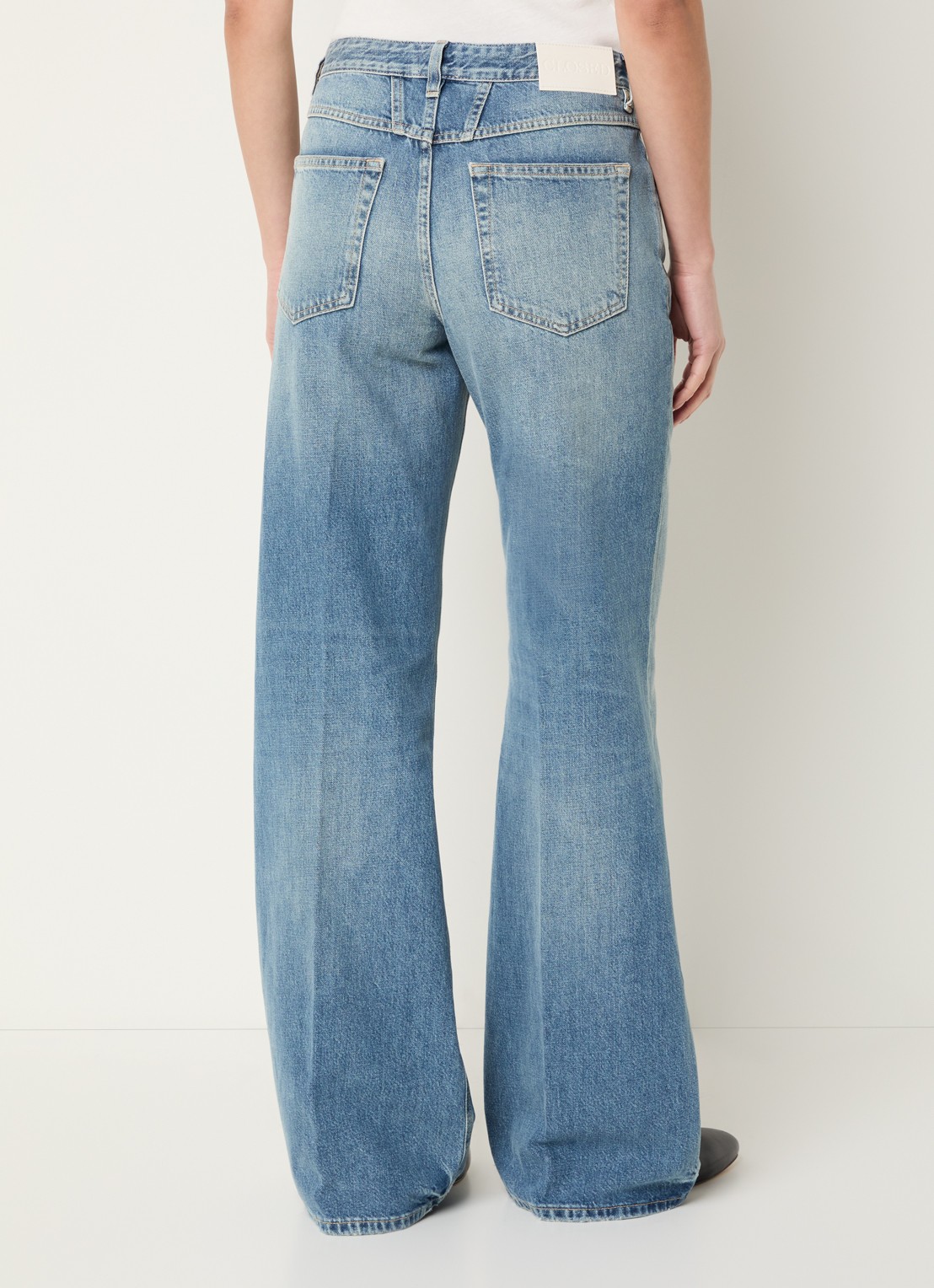 CLOSED Gillan mid waist loose fit jeans met lichte wassing - achterkant indigo