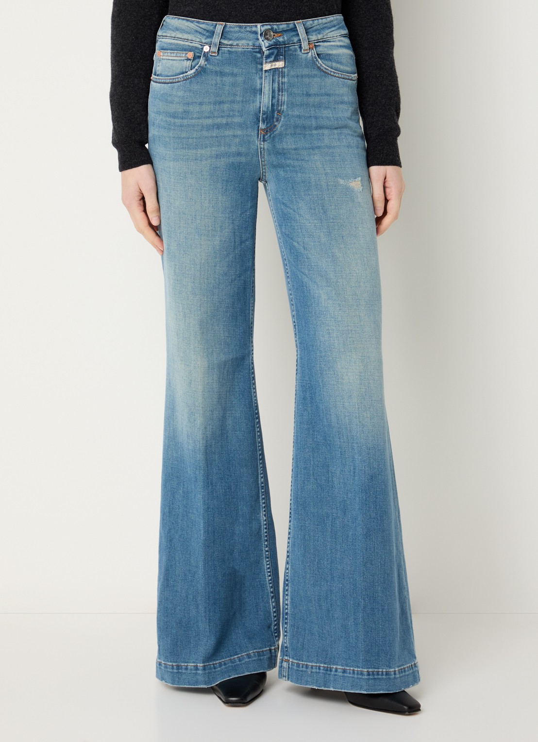 CLOSED Glow Up high waist flared jeans met lichte wassing - detail 2 indigo