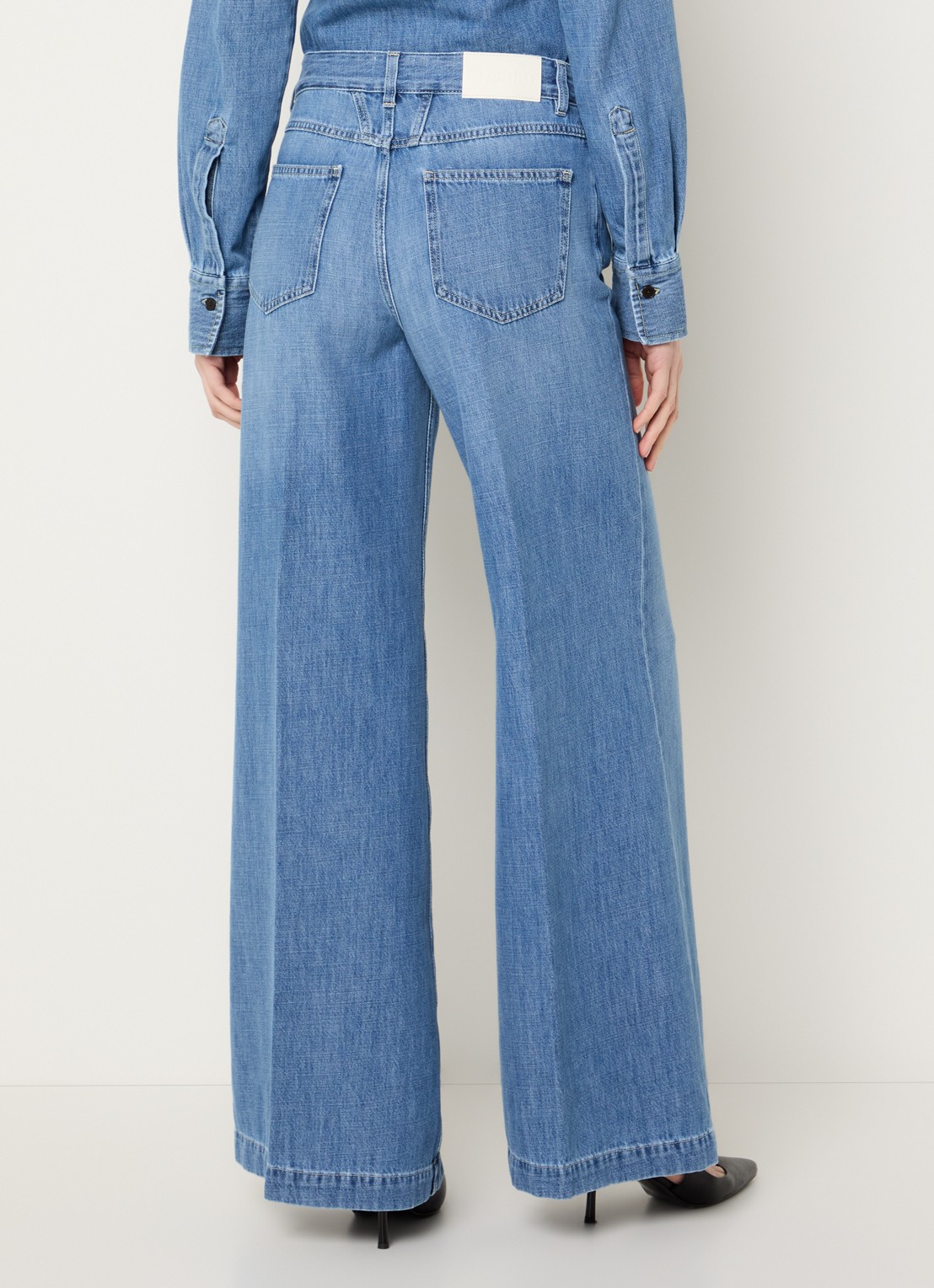 CLOSED Glow Up high waist flared jeans met medium wassing - achterkant blauw