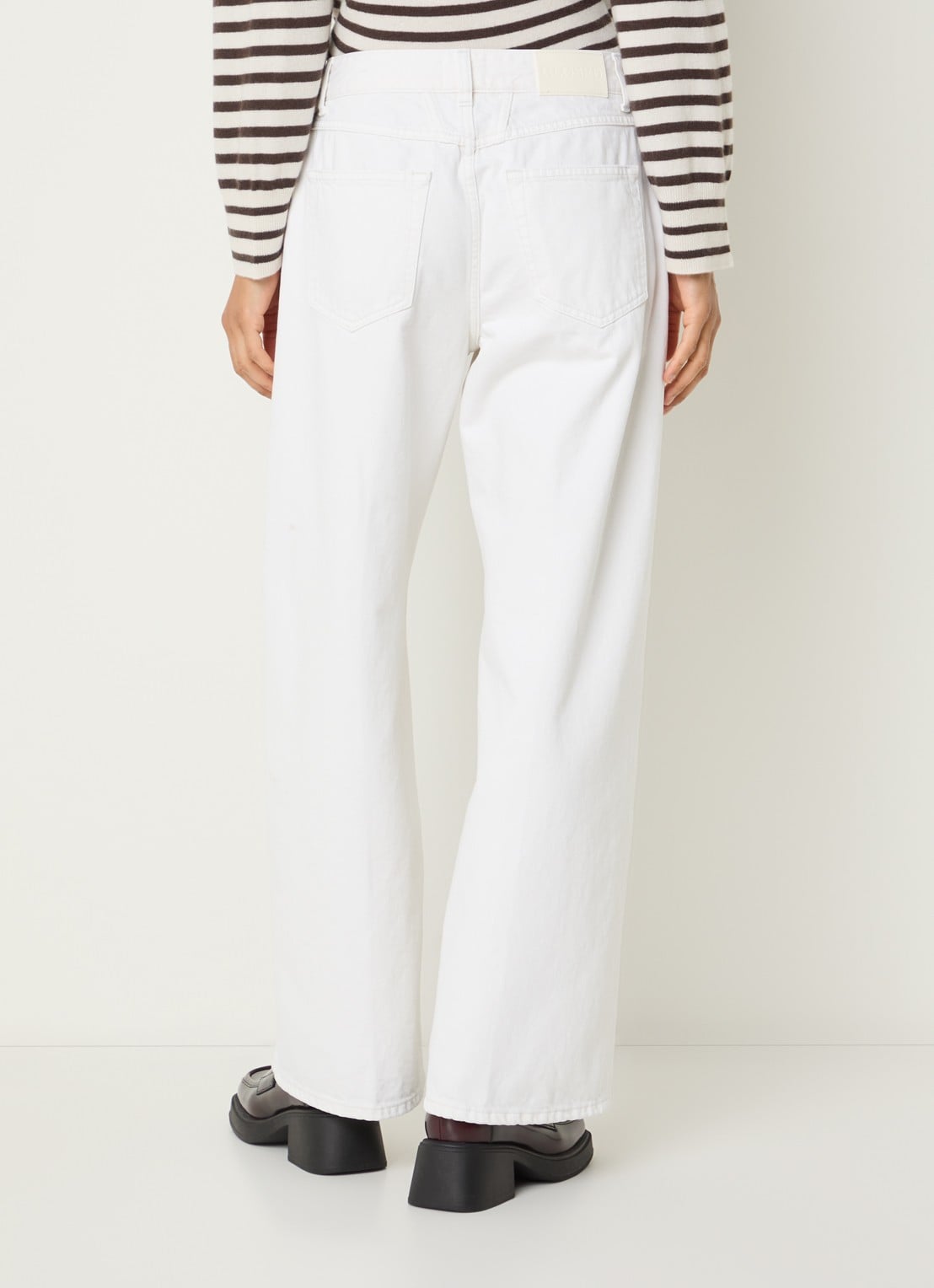 CLOSED Jayla mid waist loose fit jeans met gekleurde wassing - achterkant gebroken wit