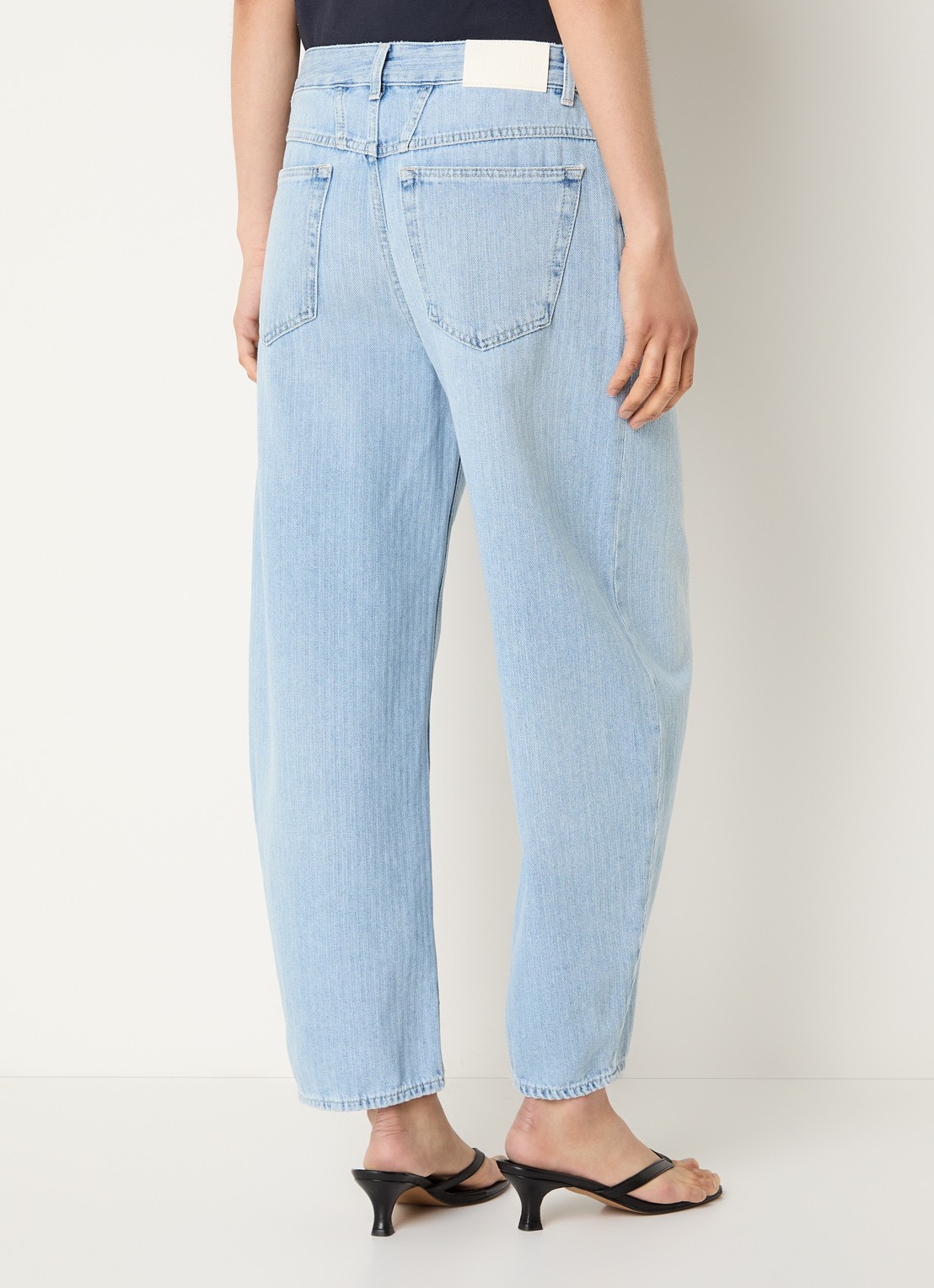 CLOSED Jazzie high waist tapered jeans met lichte wassing - achterkant lichtblauw