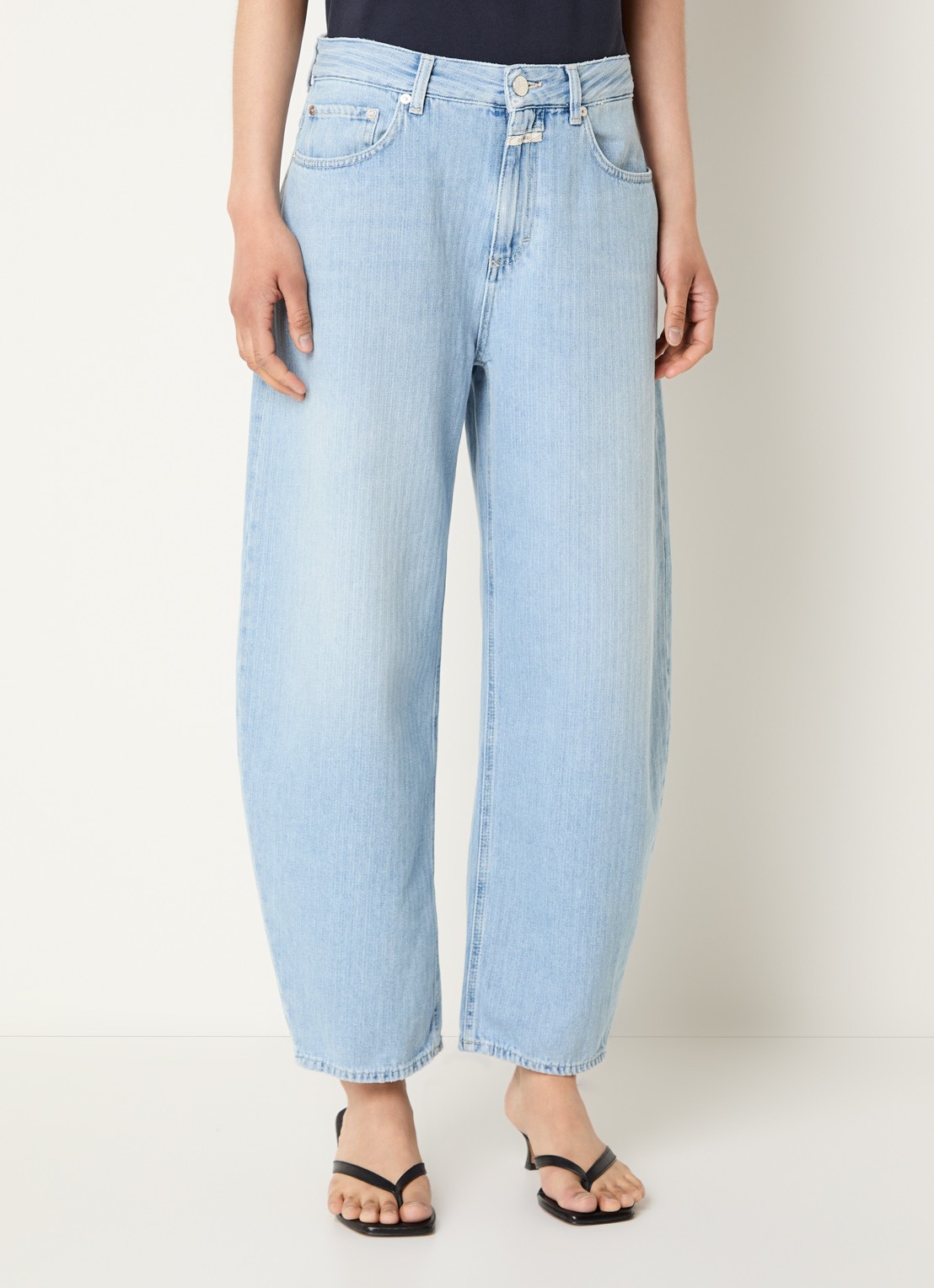 CLOSED Jazzie high waist tapered jeans met lichte wassing - detail 2 lichtblauw