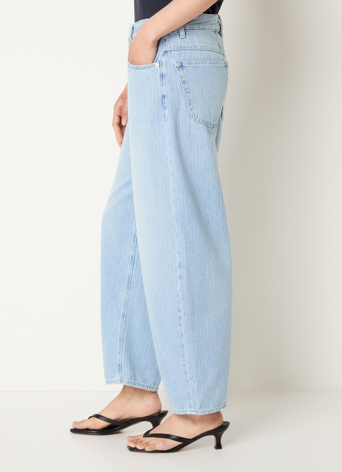 CLOSED Jazzie high waist tapered jeans met lichte wassing - detail 3 lichtblauw