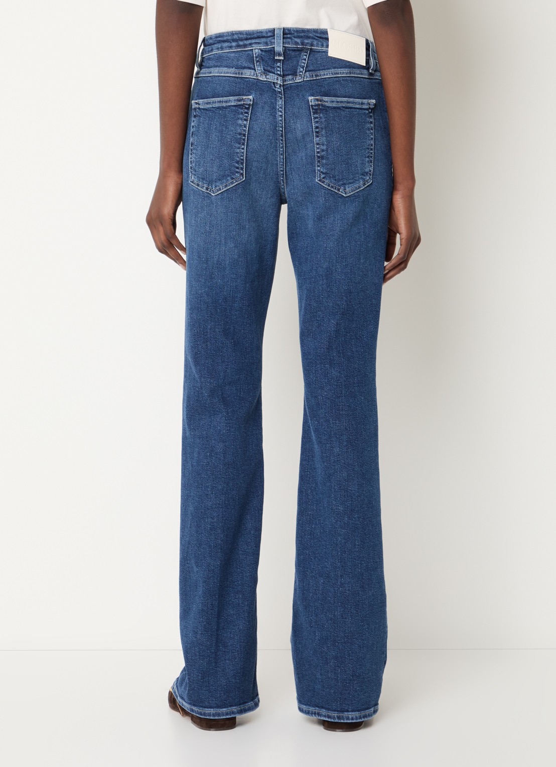 CLOSED Jovanna mid waist flared jeans met medium wassing - achterkant indigo