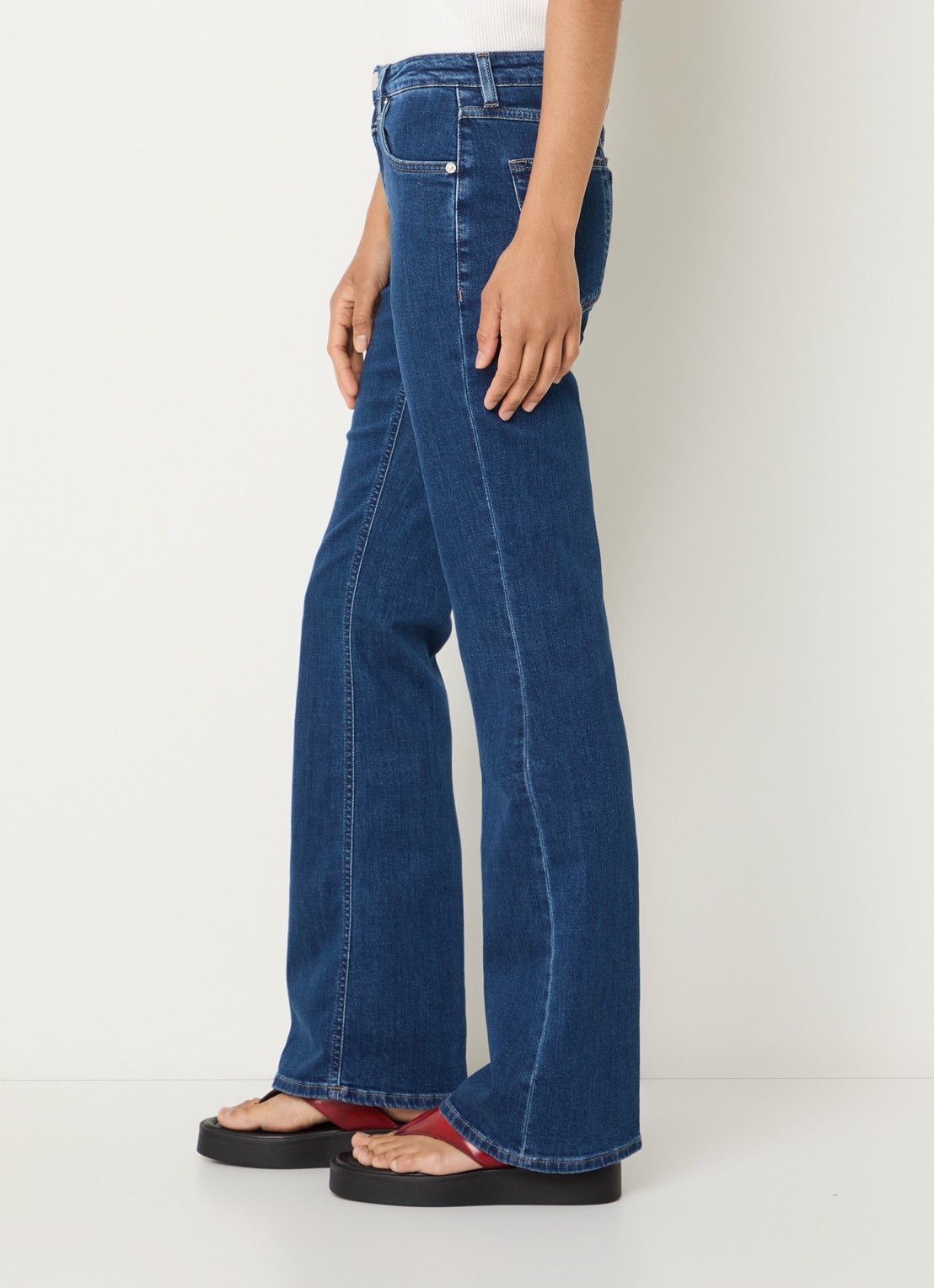 CLOSED Jovanna mid waist slim fit flared jeans met donkere wassing  - detail 4 indigo
