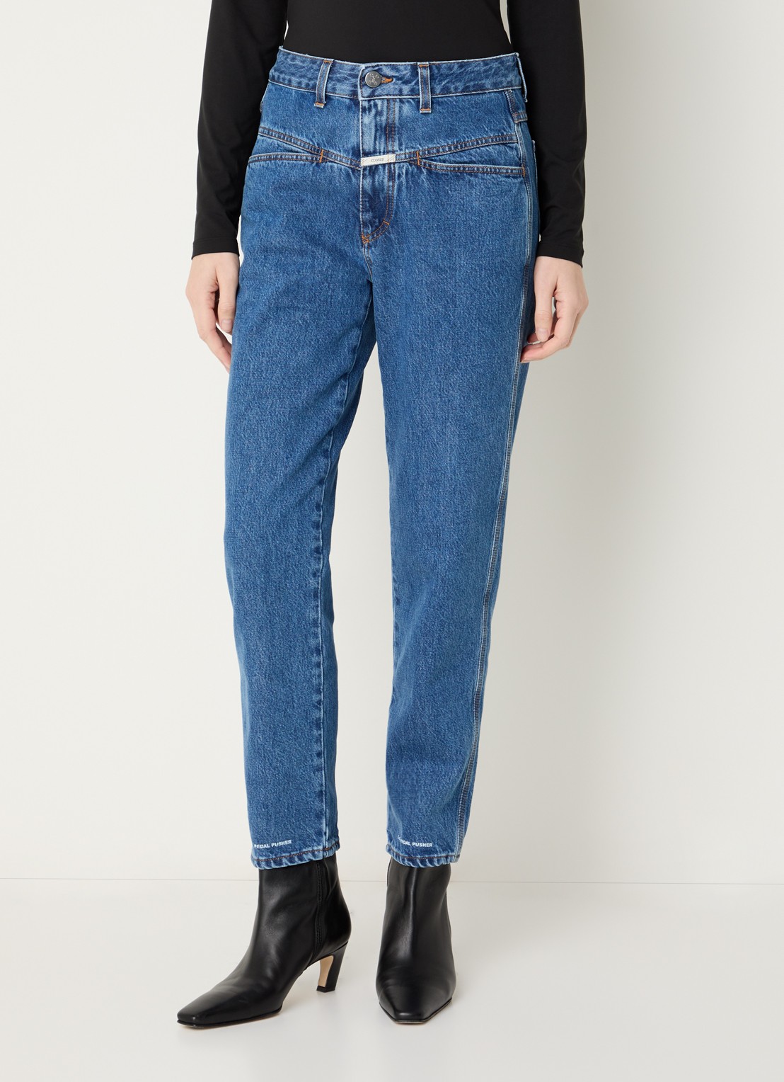 CLOSED Pedal Pusher high waist tapered jeans met medium wassing - detail indigo
