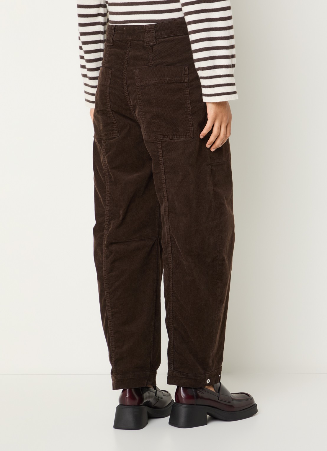 CLOSED Rhannon mid waist balloon fit broek van corduroy met opgestikte zakken - achterkant donkerbruin