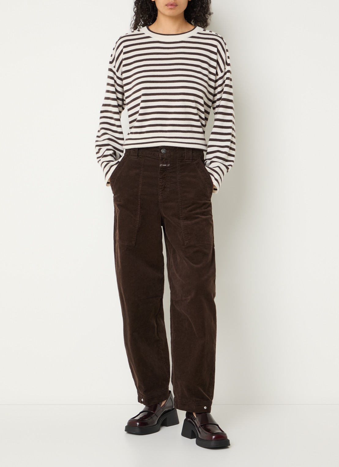 CLOSED Rhannon mid waist balloon fit broek van corduroy met opgestikte zakken - voorkant 4 donkerbruin