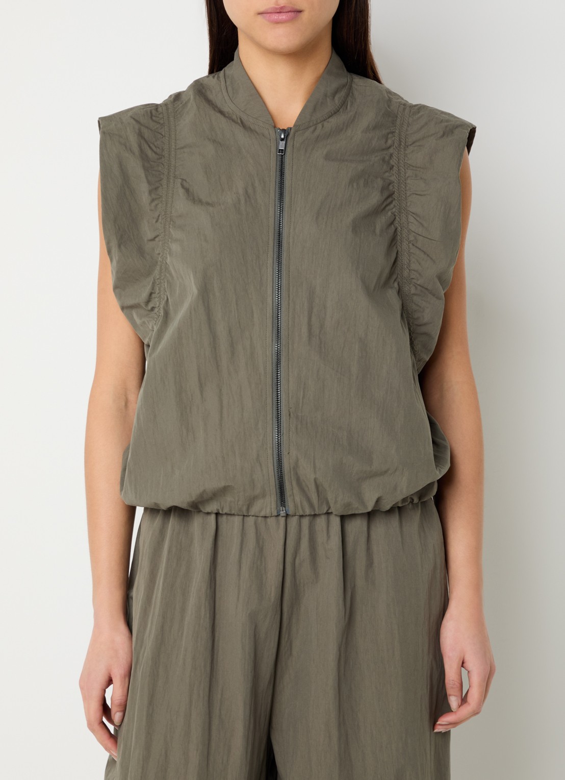 Co'Couture Acasia gilet met ruches en opstaande kraag - detail 2 olijfgroen