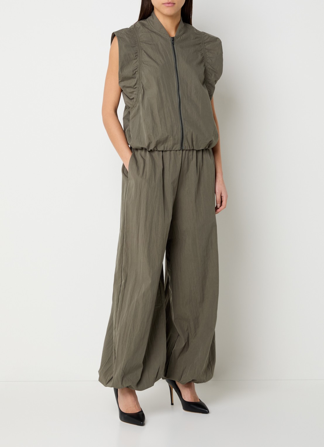 Co'Couture Acasia gilet met ruches en opstaande kraag - voorkant 4 olijfgroen