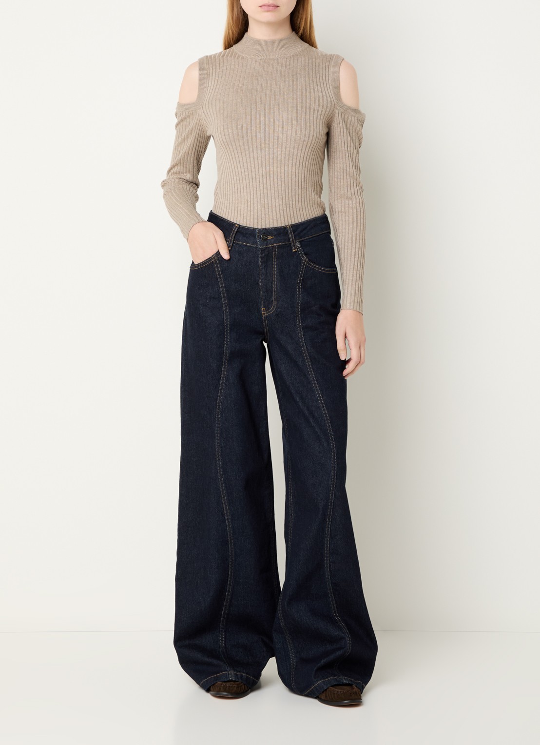 Co'Couture Balin ribgebreide top in wolblend met cut out-detail  - voorkant 3 khaki