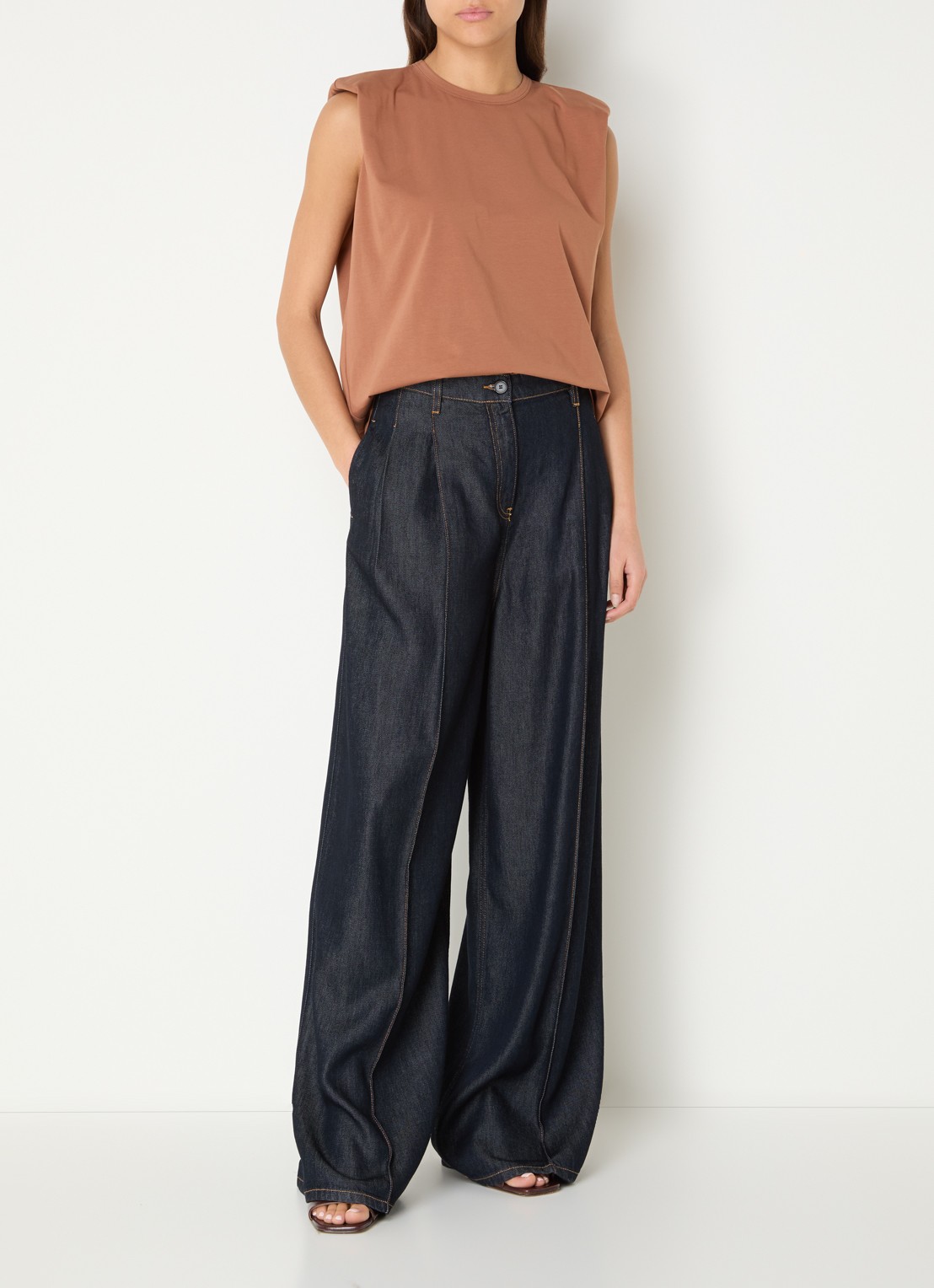 Co'Couture Eddie mouwloze top met schoudervulling - voorkant 4 bruin