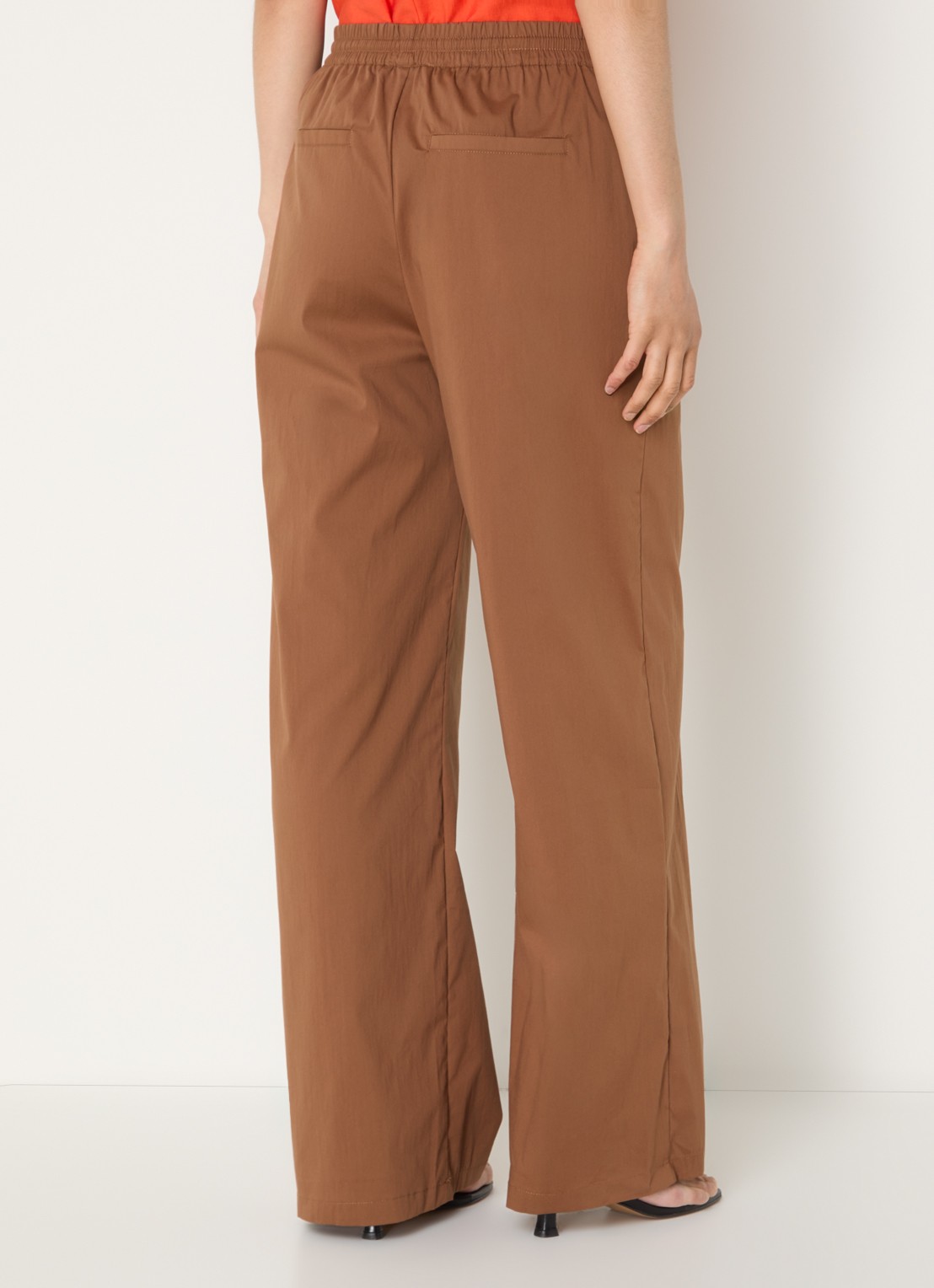 Co'Couture Elara high waist straight fit broek met steekzakken - achterkant 4 cognac