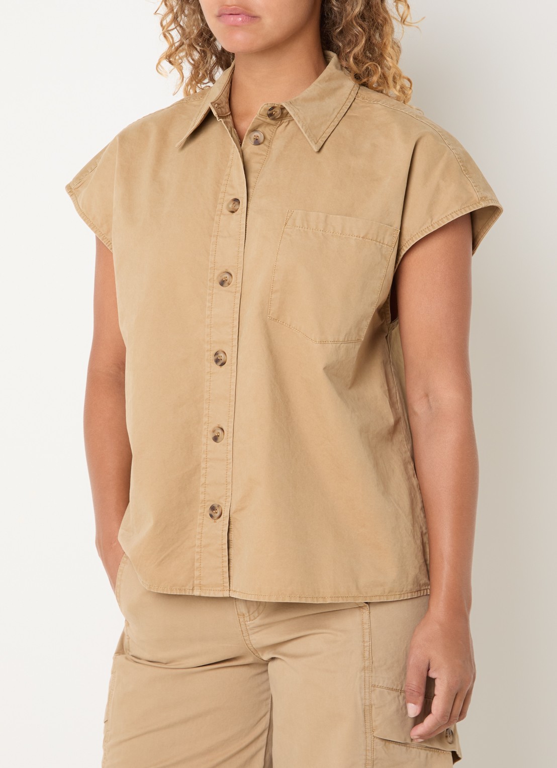 Co'Couture Evelyn mouwloze blouse met borstzak - achterkant 3 camel