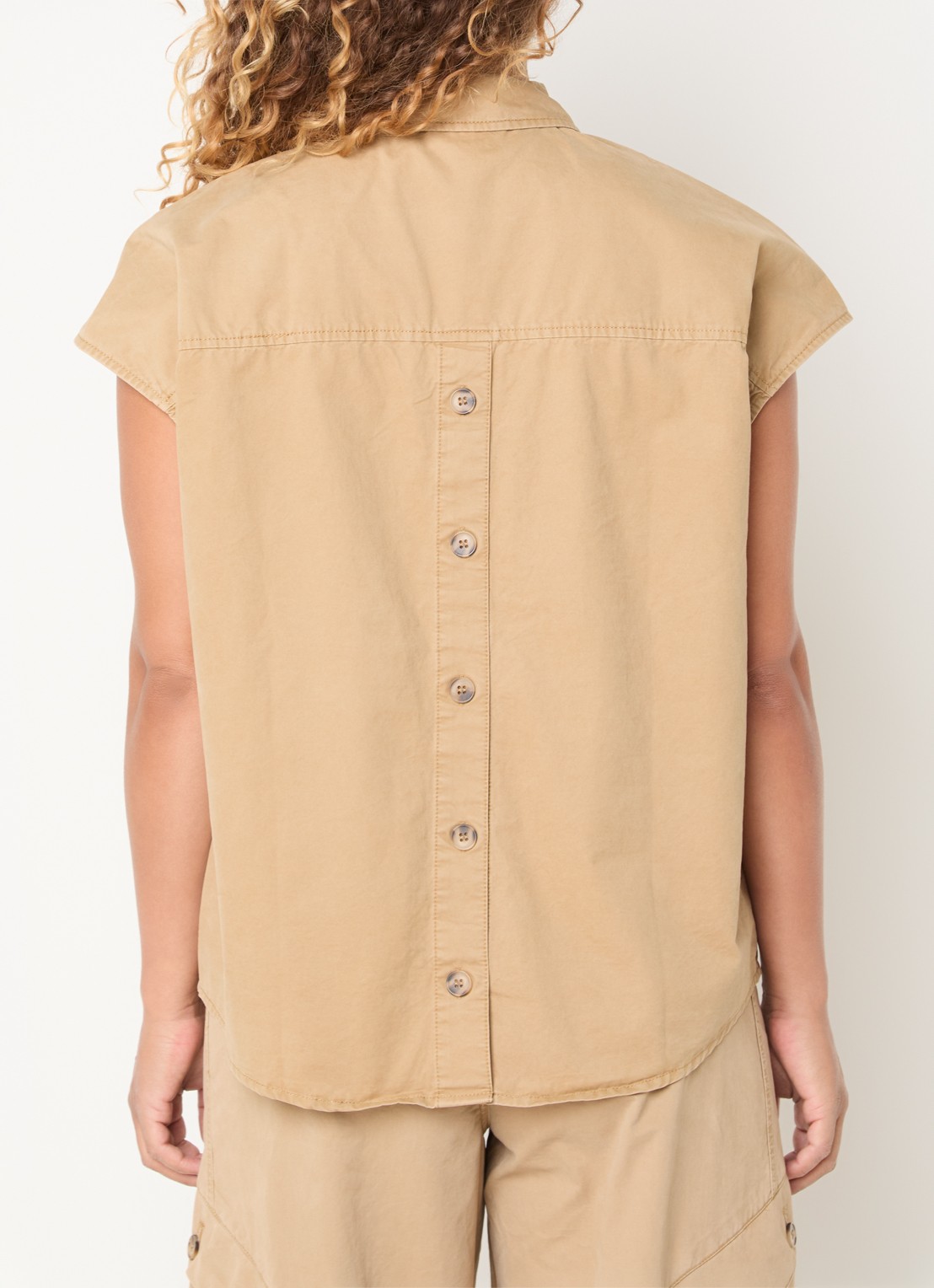 Co'Couture Evelyn mouwloze blouse met borstzak - detail 4 camel