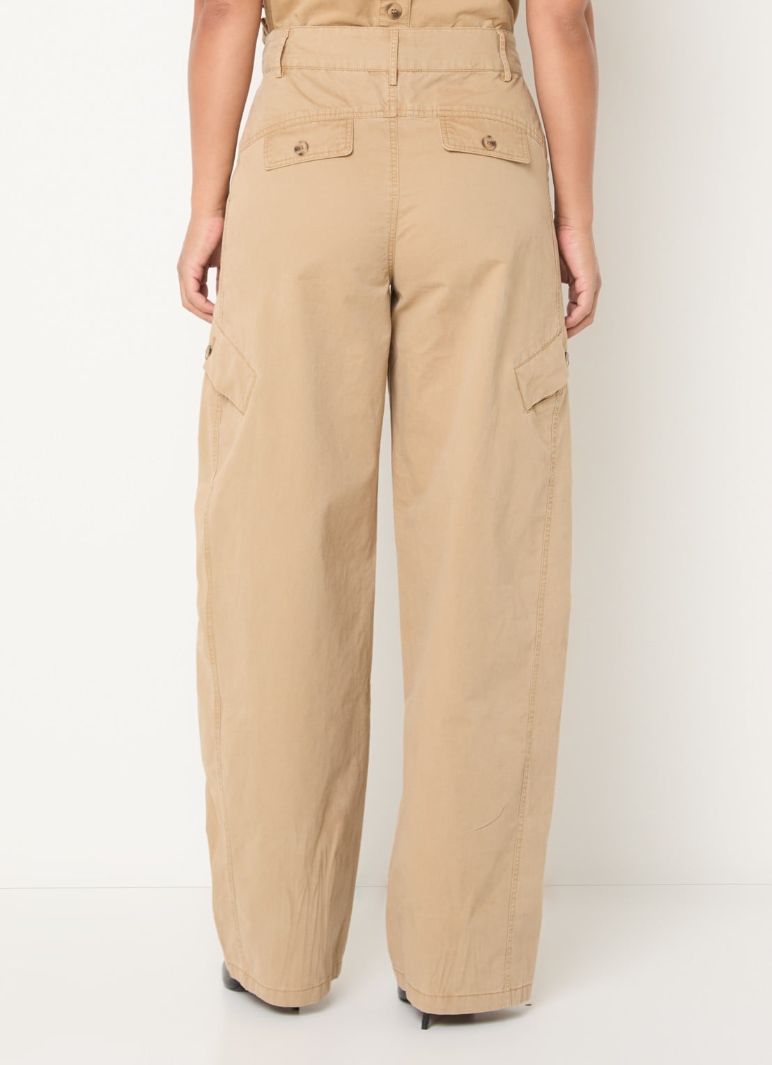 Co'Couture EvelynCC high waist balloon fit cargobroek met klepzakken - achterkant 4 zand