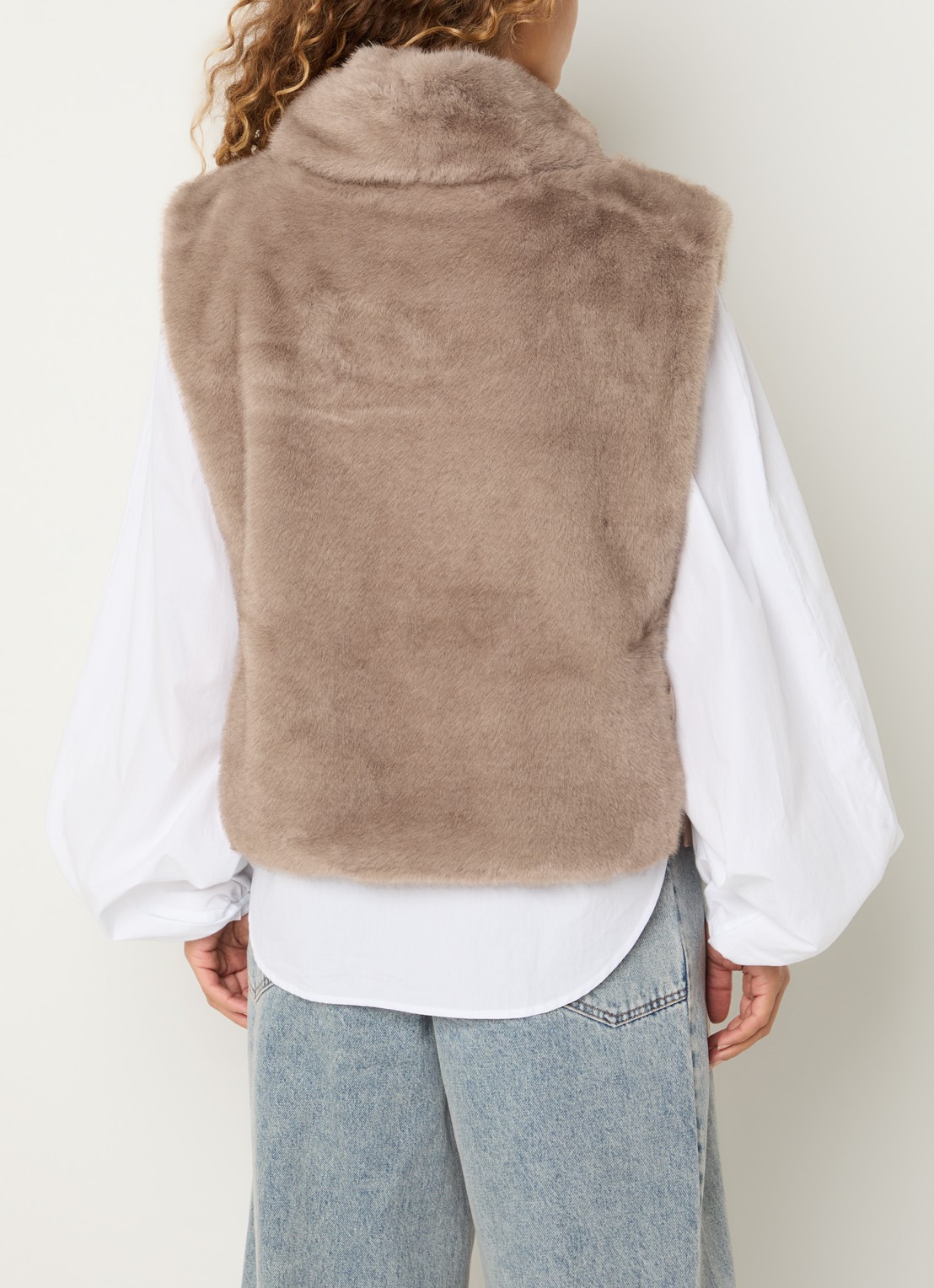 Co'Couture Fera spencer van imitatiebont met opstaande kraag - achterkant gebroken wit