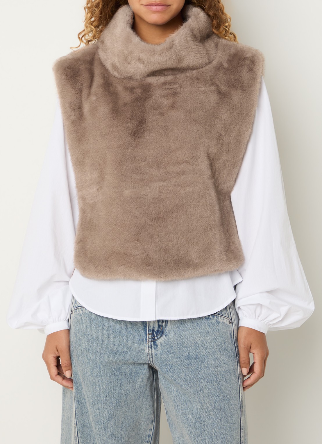 Co'Couture Fera spencer van imitatiebont met opstaande kraag - detail 4 gebroken wit