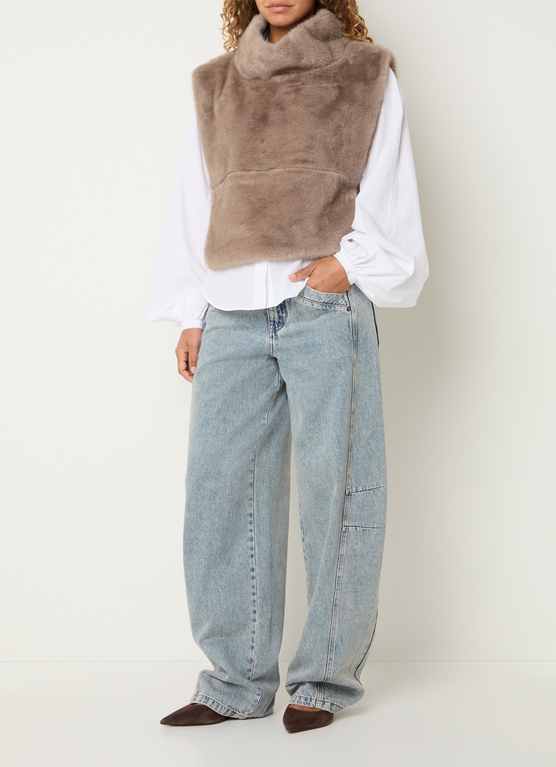 Co'Couture Fera spencer van imitatiebont met opstaande kraag - voorkant 3 gebroken wit
