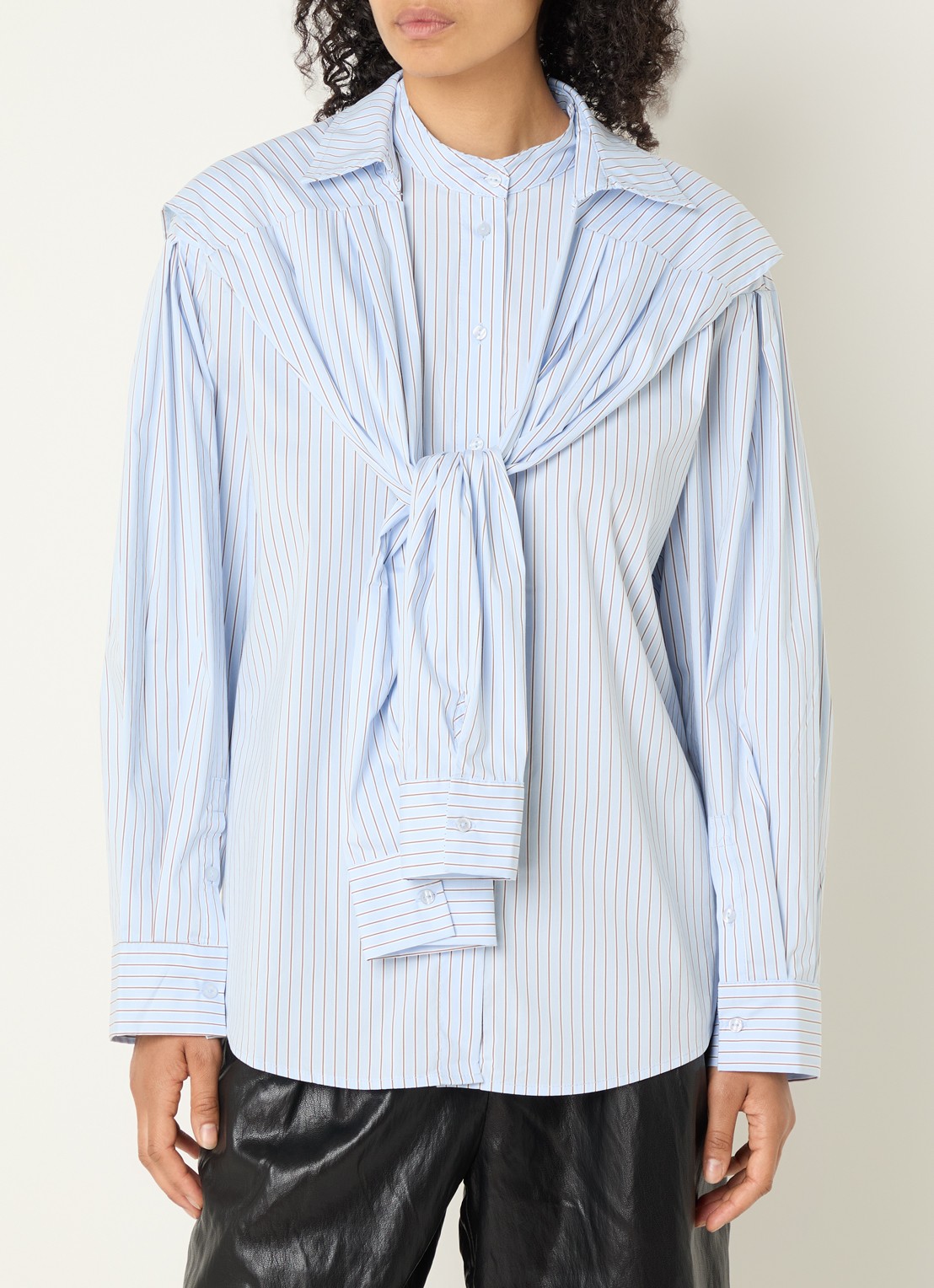 Co'Couture Fiora blouse met streepprint en strikceintuur - detail 4 lichtblauw