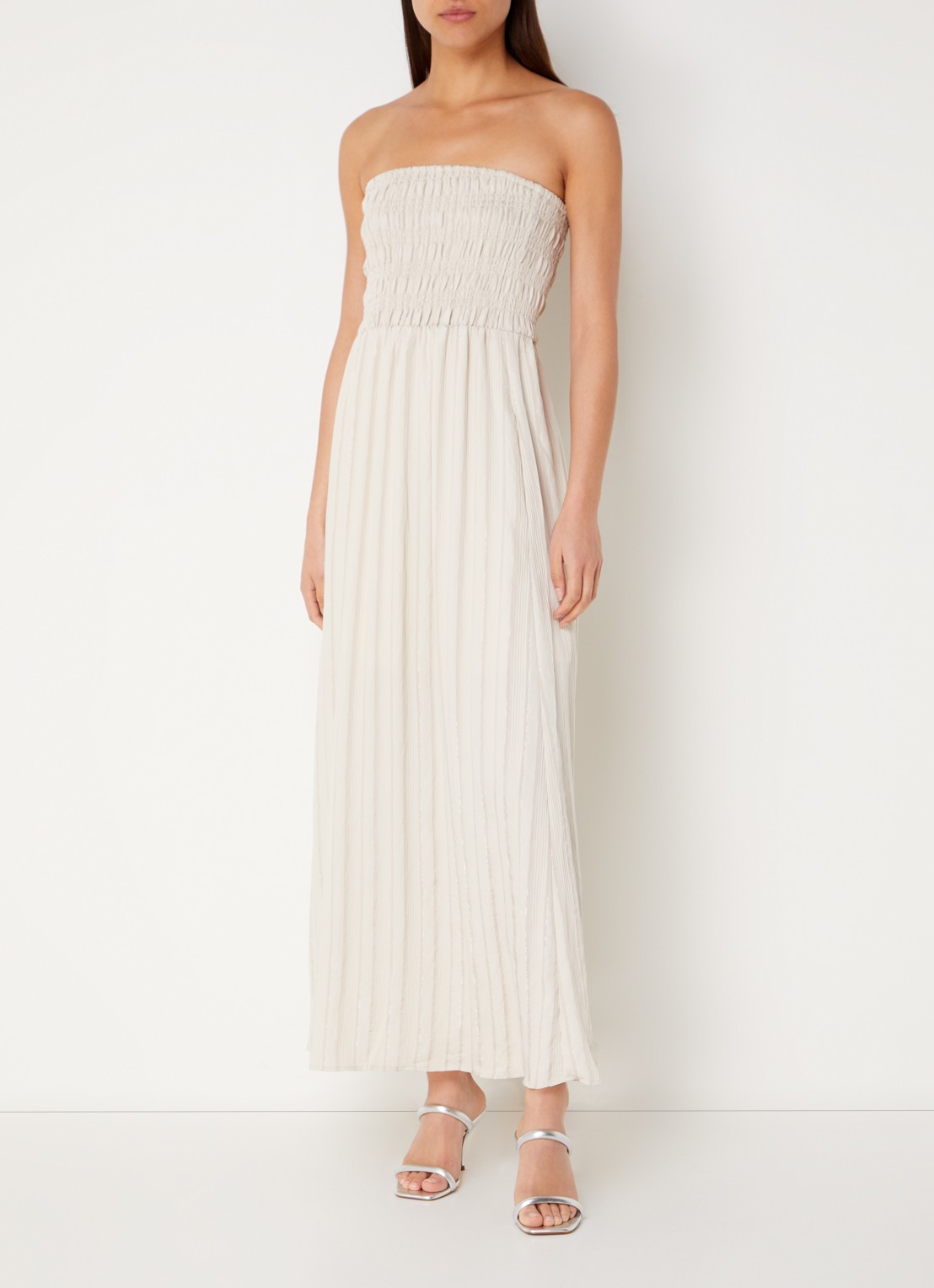 Co'Couture Gigicc strapless maxi jurk met lurex en smockwerk - detail 4 zand