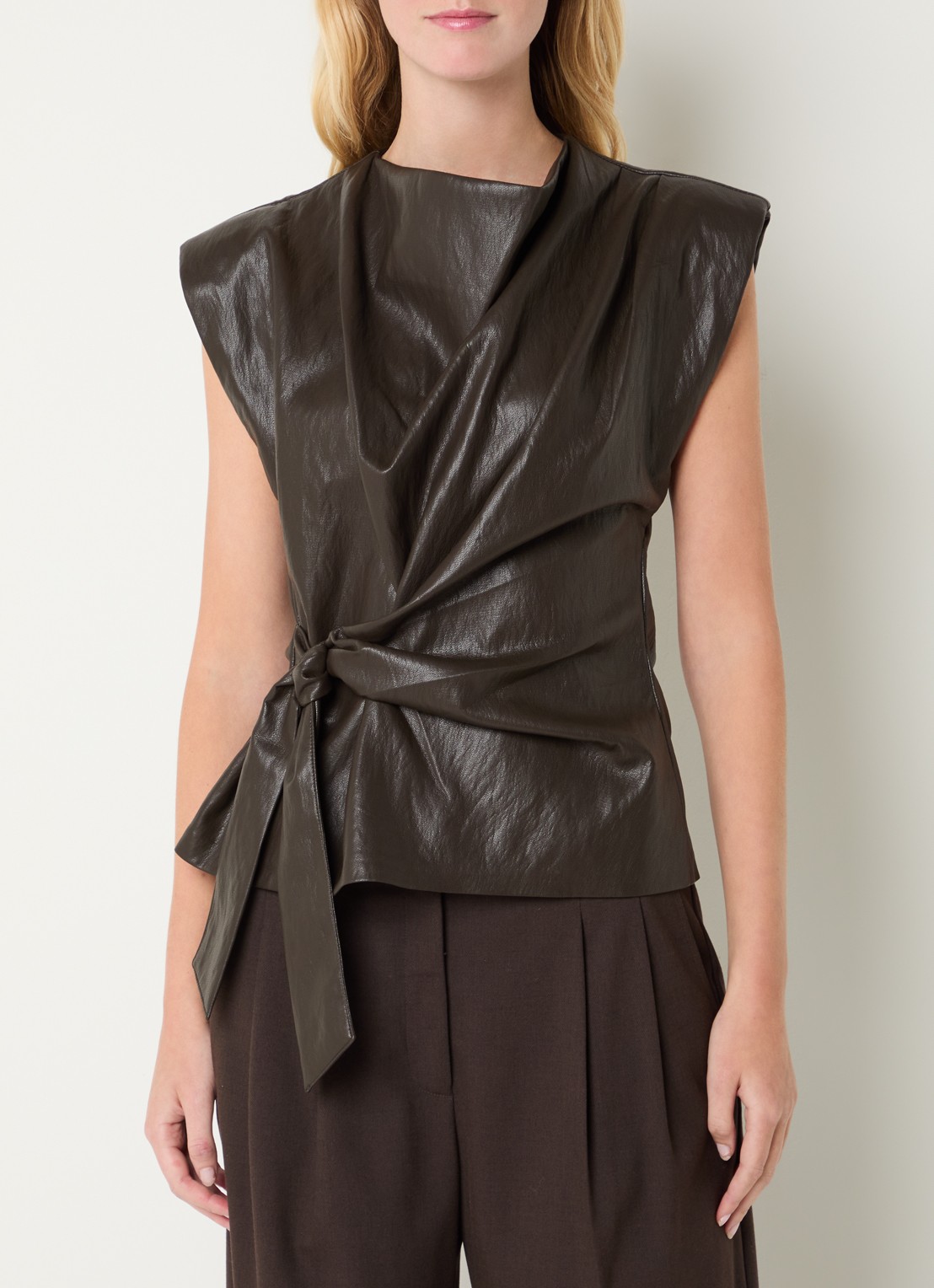 Co'Couture Gitcc top van imitatieleer met asymmetrische hals - detail 4 bruin