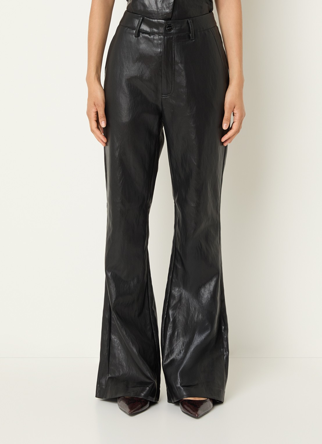 Co'Couture Gitt high waist flared fit broek van imitatieleer - detail 4 zwart