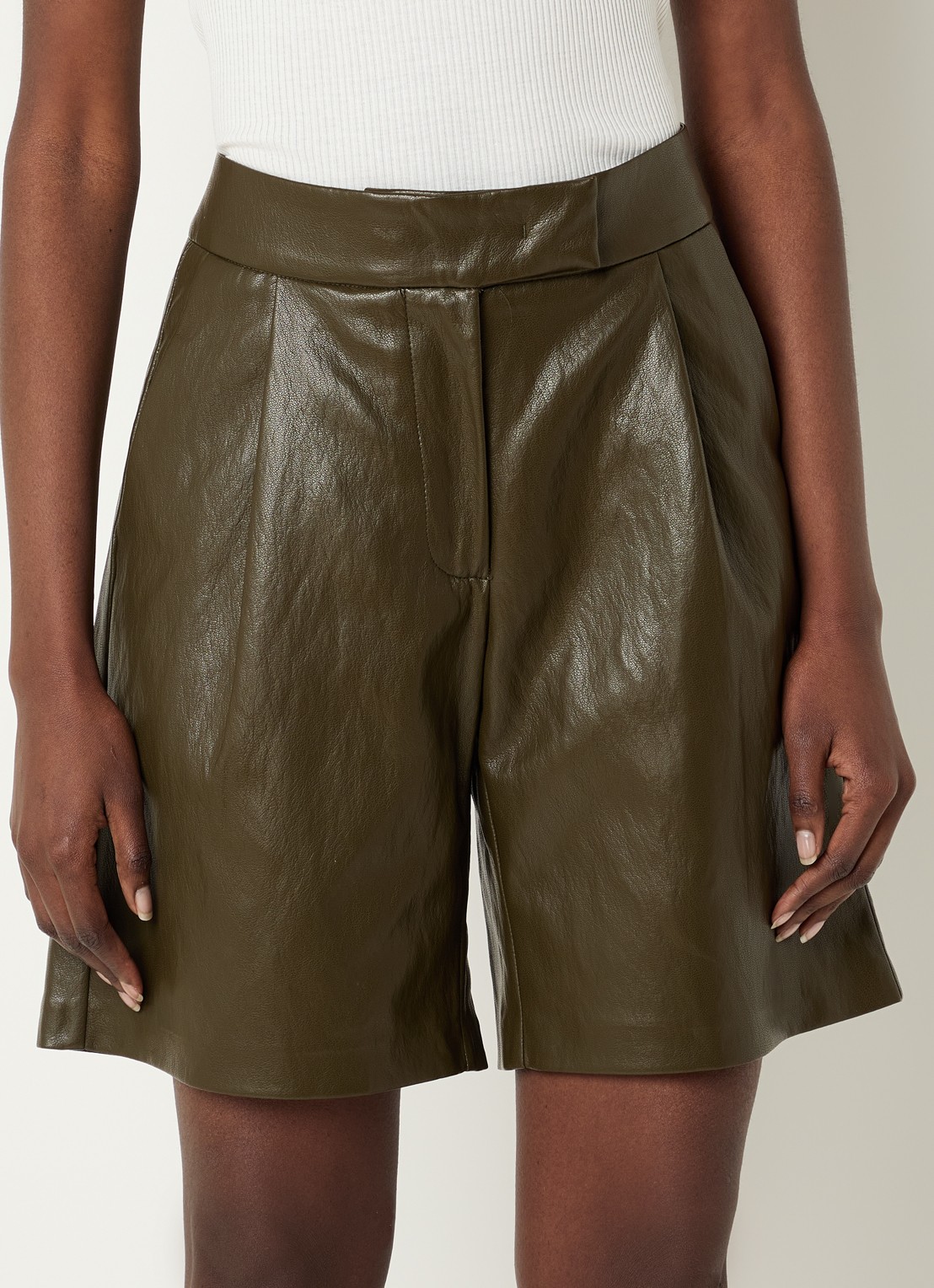 Co'Couture Gitt high waist wide fit korte broek van imitatieleer - detail 3 legergroen