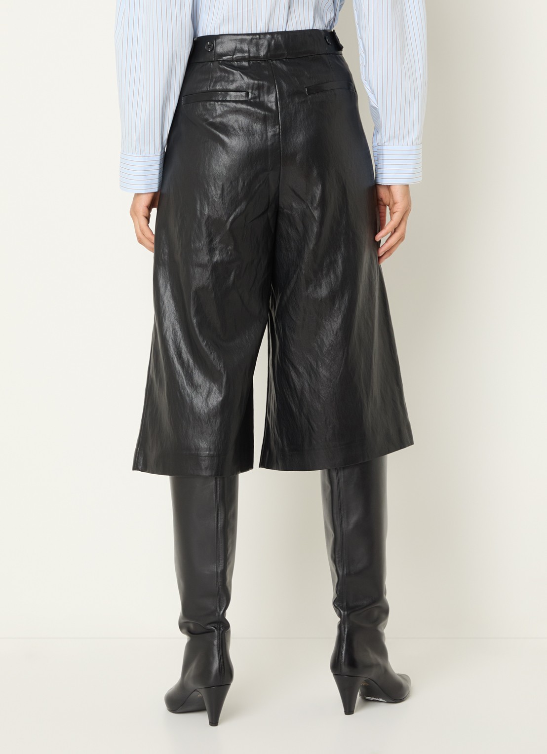 Co'Couture Gitt high waist wide fit korte broek van imitatieleer - achterkant zwart