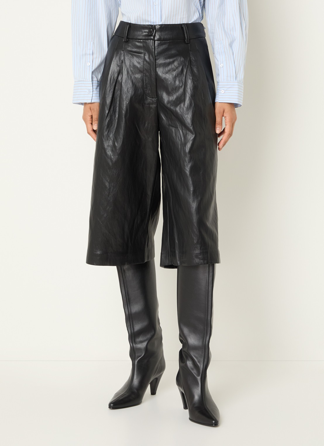 Co'Couture Gitt high waist wide fit korte broek van imitatieleer - detail 2 zwart
