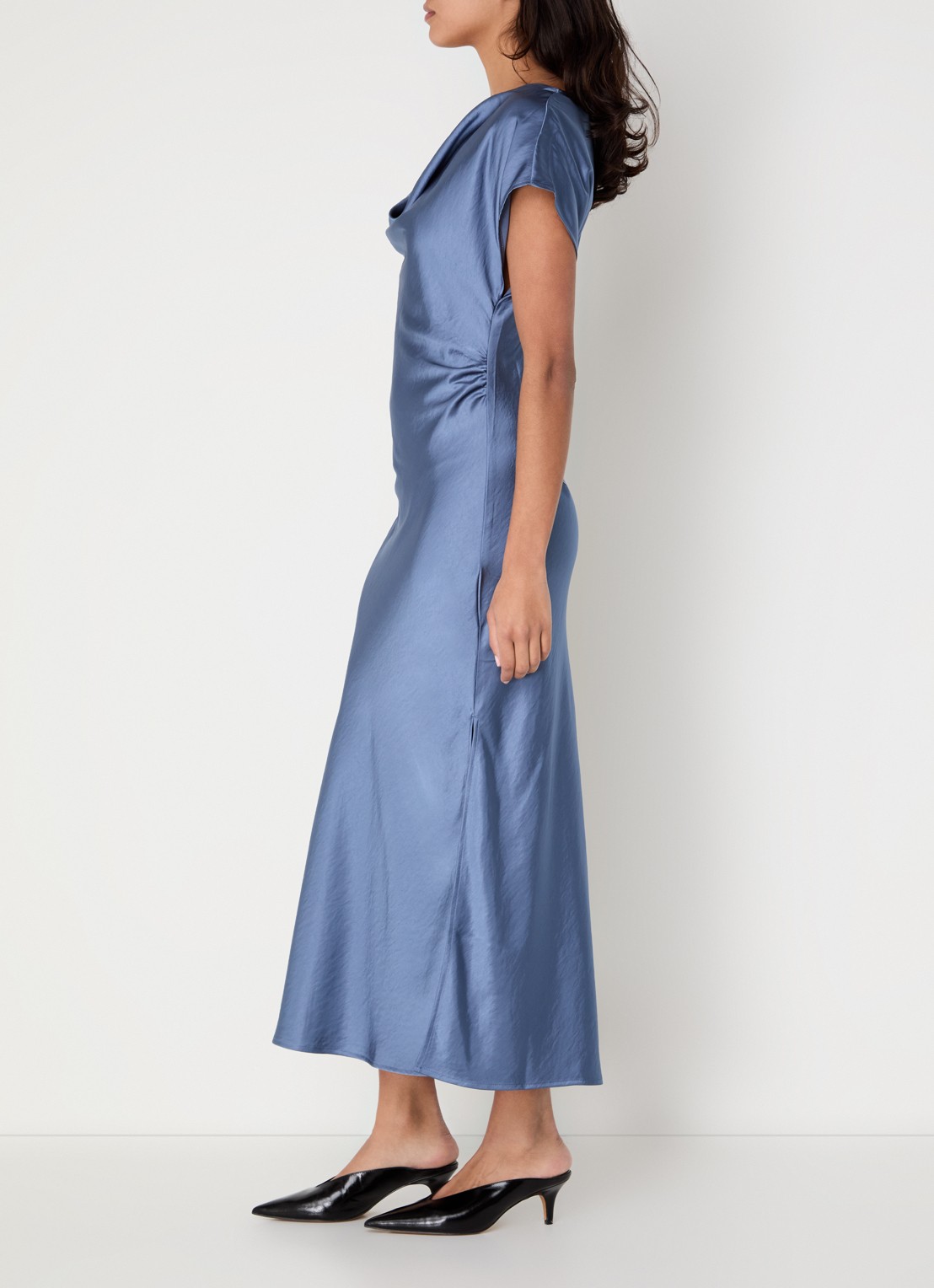 Co'Couture Idun maxi jurk van satijn met waterval hals - voorkant 3 staalblauw