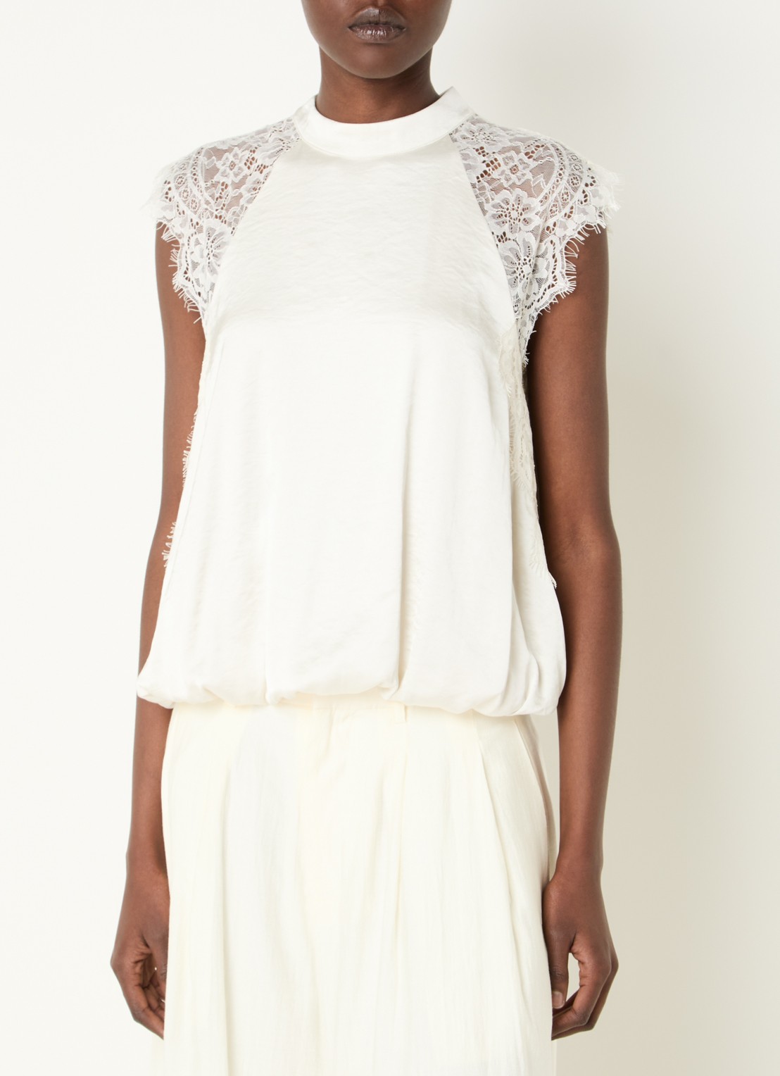 Co'Couture IdunCC top van satijn met details van kant - detail 4 gebroken wit