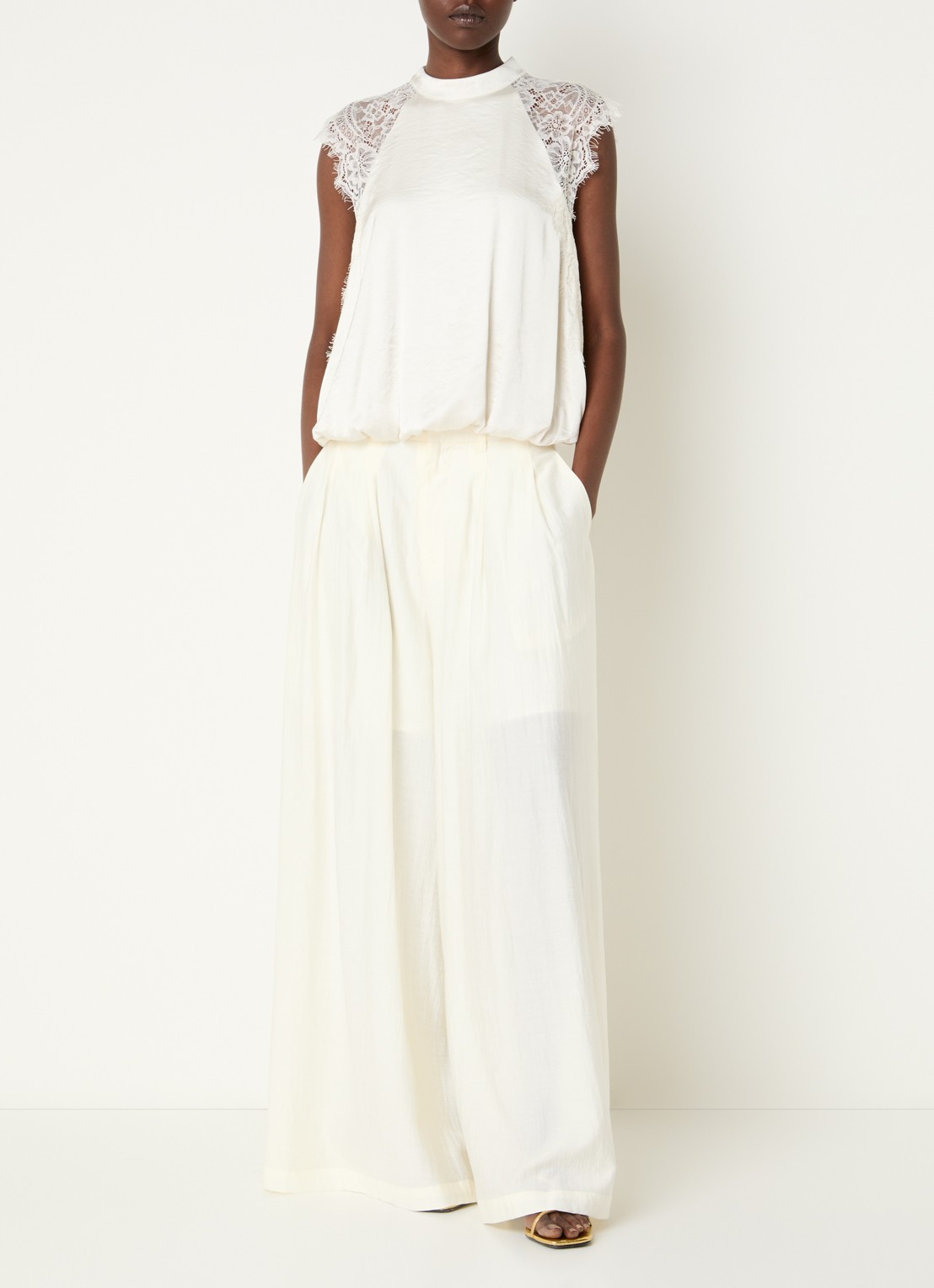 Co'Couture IdunCC top van satijn met details van kant - voorkant 3 gebroken wit