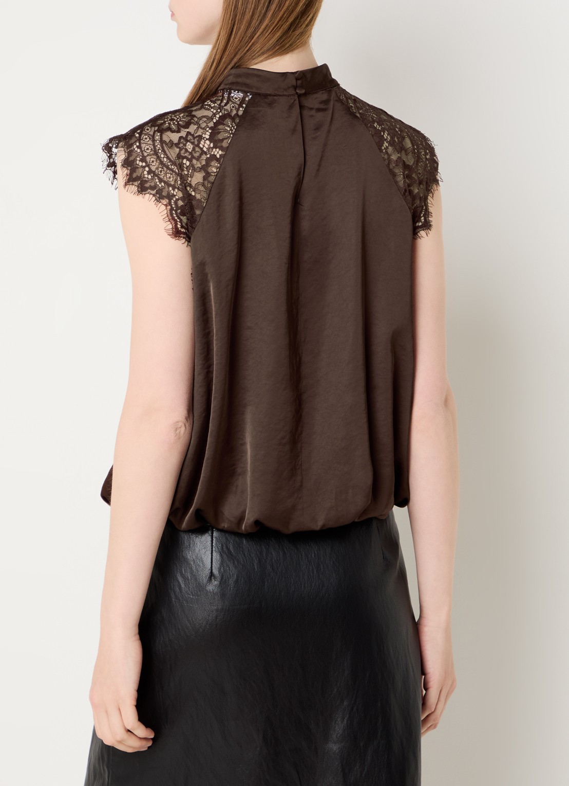 Co'Couture IdunCC top van satijn met details van kant - achterkant 4 donkerbruin